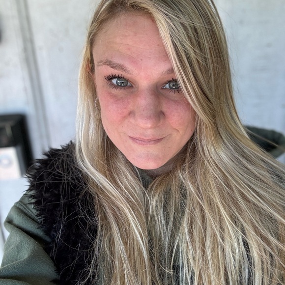 Iβm Bethany I would love for you to stop by my closet ππππ - Picture 6 of 7